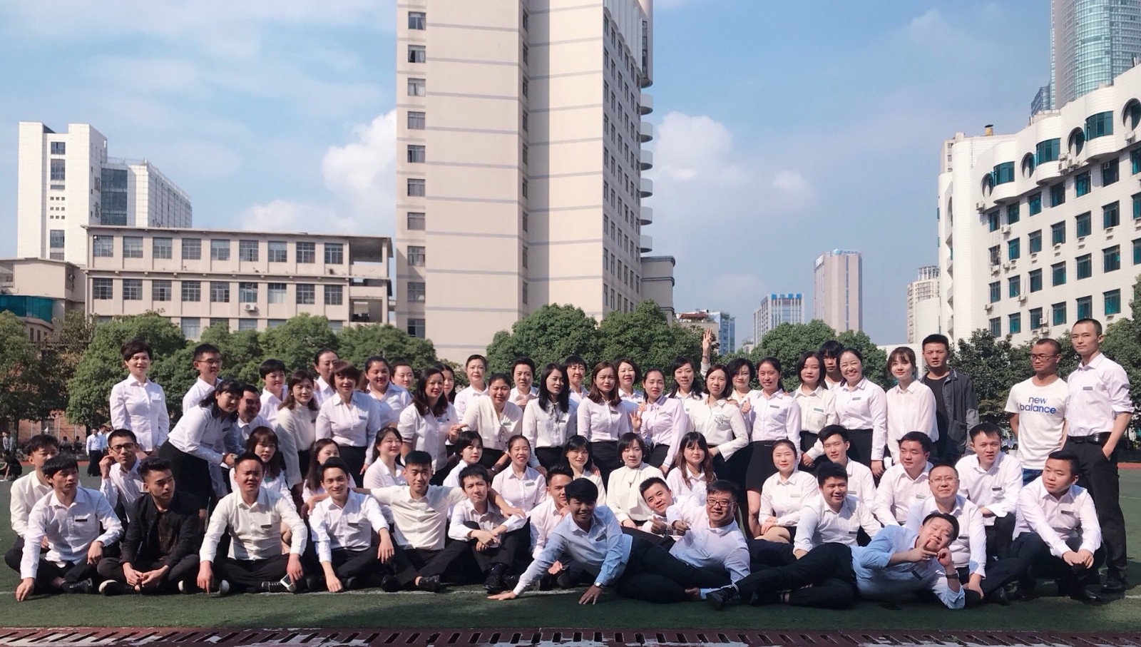 团队庆祝公司70周年生日照片合影